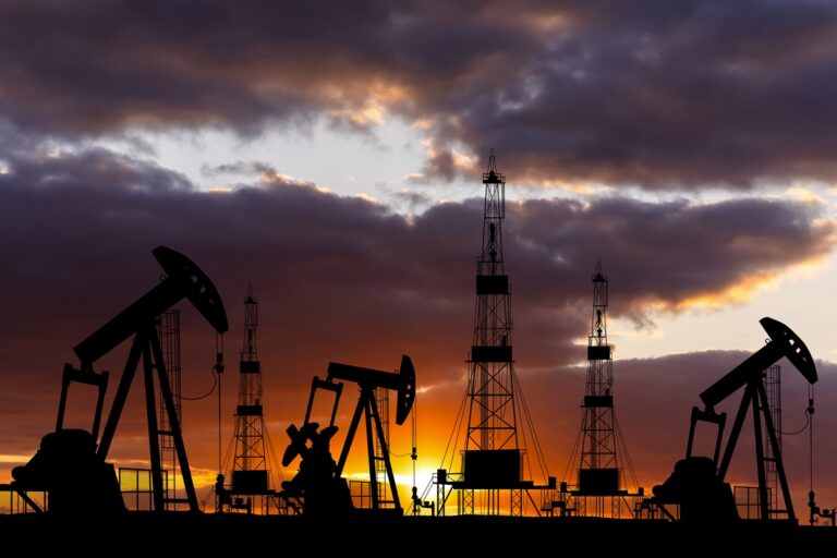 Ameaça dos EUA sobre o Estreito de Ormuz faz petróleo começar semana em alta ameaca-dos-eua-sobre-o-estreito-de-ormuz-faz-petroleo-iniciar-semana-em-alta