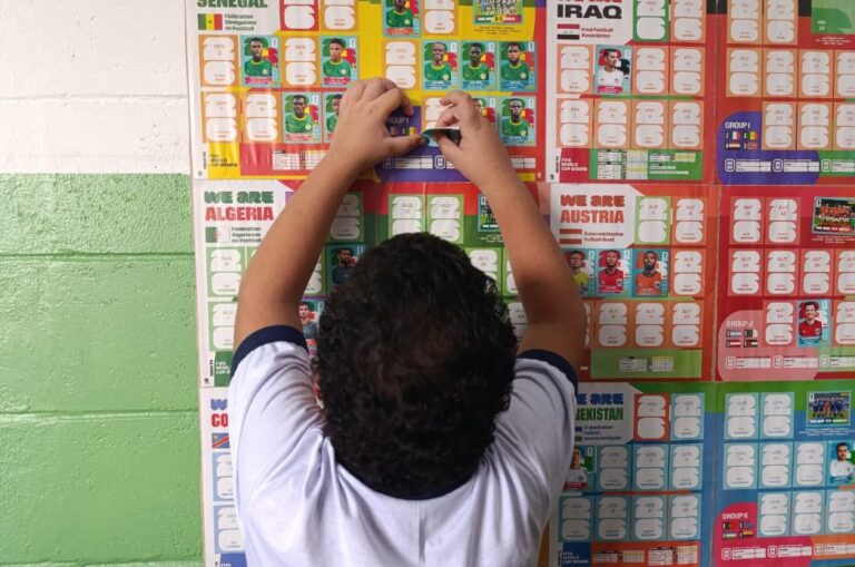 escola-de-cubatao-promove-album-coletivo-da-copa-do-mundo-entre-alunos