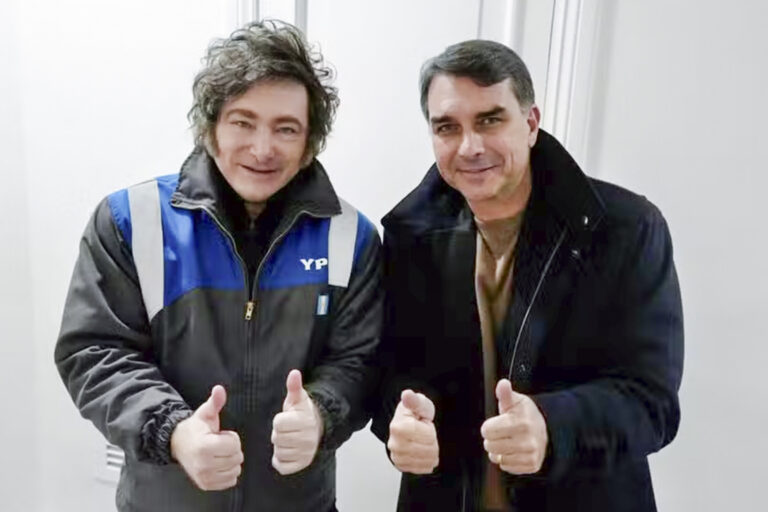 flavio-se-reune-com-milei-e-diz-que-“onda-azul”-chegara-ao-brasil
