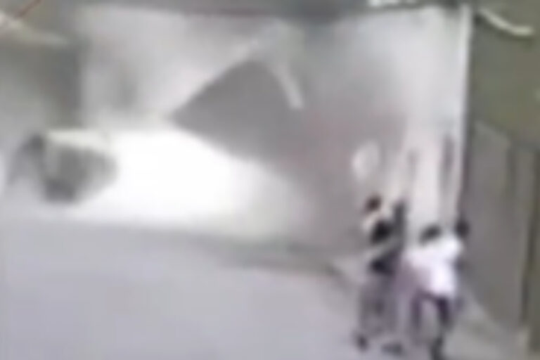 Veja momento em que ex-jogador do Botafogo é atingido por muro no Rio veja-momento-em-que-ex-jogador-do-botafogo-e-atingido-por-muro-no-rio