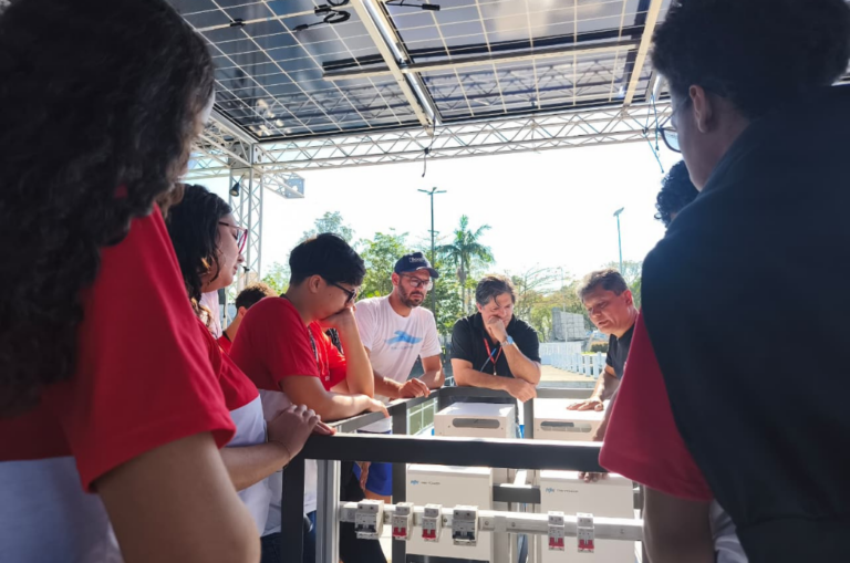 alunos-do-senai-cubatao-conhecem-o-projeto-barco-escola,-no-jardim-casqueiro