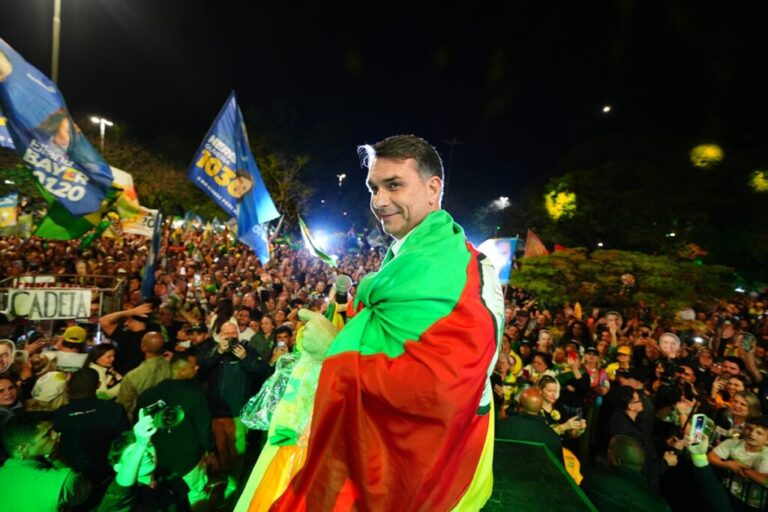 Flávio cobra posicionamento de Lula sobre Moraes: “Tem o rabo preso” flavio-cobra-posicionamento-de-lula-sobre-moraes:-“tem-o-rabo-preso”